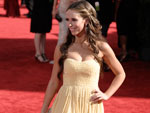 Delicadeza na cor e na fluidez da saia deste vestido usado por Jennifer Love Hewit, um Max Azria