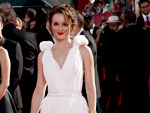 Meio &quot;deusa grega&quot; (com um leve exagero nos ns sobre os ombros), Leighton Meester levou a maison Bottega Veneta ao Emmy
