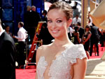 O delicado vestido da grife Marchesa, em renda, de Olivia Wilde, deixava as costas quase totalmente de fora