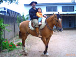 Ricardo Nunes e sua filha montando o cavalo batizado por ela
