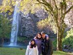 Meu marido Roque Oliveira, minha filha Cntia e eu na Cascata do Chuvisqueiro em Riozinho
