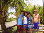 A foto foi tirada em famila, na praia em Guaba em Paran. Da esquerda para a direita Marcos, Dbora, Nadir e Dari