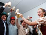 O primeiro dia da Oktoberfest 2009 reuniu 30 mil pessoas no Parque Vila Germnica