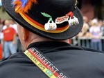 Leitores do Santa.com.br mostram em fotos como foi o primeiro desfile da Oktoberfest. Nesta quarta-feira tem mais, s 19h30min.