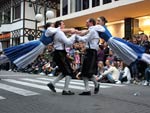 Leitores do Santa.com.br mostram em fotos como foi o primeiro desfile da Oktoberfest. Nesta quarta-feira tem mais, s 19h30min.