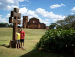 Denison e Dbora visitando as Runas de So Miguel - RS