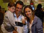 Fernandes com a esposa, grvida de um menino, e o filho no aeroporto