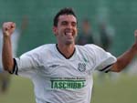 Fernandes comemorando mais um gol pelo Figueirense. O jogador est prximo de chegar ao gol 100 com a camisa alvinegra