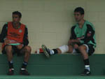 Com problema do joelho, Fernandes s observa o treino do Figueirense ao lado de Bil