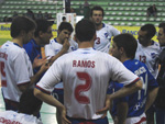 Jogadores do Nacional conversam com o treinador