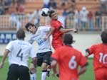 Atletas do Corinthians e JEC disputam a bola