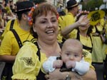 Crianas participam dos desfiles da Oktoberfest