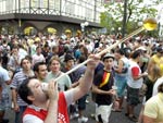 Alegria toma conta das ruas de Blumenau