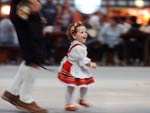Crianas participam dos desfiles da Oktoberfest