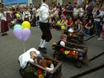 Crianas participam dos desfiles da Oktoberfest