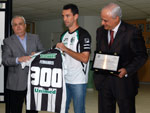Fernandes recebe a camisa com o nmero 300 das mos do presidente do Figueirense, Norton Boppr