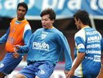 Fabinho Capixaba e Medina disputam a bola em treino do Ava
