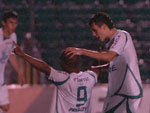 Marcos Denner comemora o gol que recolocava o Juventude no jogo