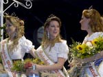 A segunda princesa Kely Cristina, a rainha Ktia Maes e a primeira princesa Raquel Malburg desfrutam os primeiros momentos do reinado, no Parque Vila Germnica