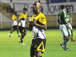 David Dener comemora com a torcida o gol do Tigre