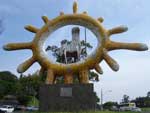 Obra de Gustavo Nakle, batizada de Estrela Guia 2. Em 1997, a prefeitura da Capital fez um concurso p�blico para instalar uma escultura na r�tula que antecede o museu Iber� Camargo. Nakle foi o vencedor, com a obra Estrela Guia, que acabou sendo furtada em 1999 e substitu�da, em 2002, pela vers�o atual