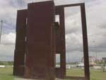 A obra Monumento aos desaparecidos, de autoria de Luiz Gonzaga de Mello Gomes, alude � situa��o dos perseguidos do regime militar. Datado de 1995, o monumento foi escolhido a partir de um concurso p�blico promovido pela prefeitura e instalado no Parque Marinha do Brasil