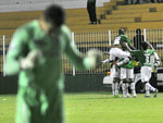 Jogadores do Figueirense comemoram gol na vitria de virada sobre o Cricima