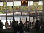 Na rodoviria de Santa Maria, o movimento em virtude do feriado era intenso hoje e os termmetros marcavam 33 C por volta das 11h
