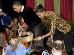 Obama e Michelle celebraram o Halloween distribuindo doces na Casa Branca