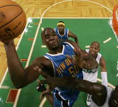 Emeka Okafor, do  Hornets, disputa com Kevin Garnett, do Celtics&nbsp;-&nbsp;Winslow Townson, AP