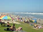 Em Torres, no litoral norte, o dia tpico de vero deixou a praia movimentada