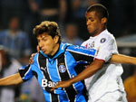 O meia Tcheco domina a bola sob forte marcao so-paulina
