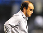 O tcnico do So Paulo, Ricardo Gomes faz cara de poucos amigos depois do gol de Rafael Marques