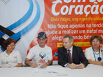 Presidente da Fucas, Aparcio Mafra Neto, assinando a participao da entidade na campanha