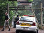Tropas da Brigada Militar (BM) cercaram o Parque do Engenho, em Lajeado, em busca de assaltantes que foram flagrados durante a madrugada assaltando um depsito de mercadorias no centro da cidade
