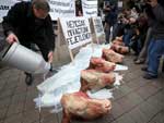 Um manifestante derramou leite hoje sobre uma fileira de cabeas de gado expostas em frente ao Ministrio da Agricultura, em Budapeste, na Hungria. Granjeiros do pas protestam na cidade contra a importao de leite que, segundo eles,  uma ameaa que pode fazer desaparecer o setor lcteo da Hungria