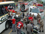 Um acidente ma manh desta sexta-feira, em Jaragu do Sul, em Santa Catarina, deixou uma pessoa morta e cerca de 30 feridos. Segundo informaes dos bombeiros, o acidente aconteceu por volta das 6h. Um nibus com cerca de 35 funcionrios da empresa Seara acabou batendo em uma carreta que estaria estacionada