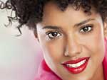 Vermelho: O clssico vermelho sempre ter seu espao. Nos anos 20, no ps-guerra, as mulheres queriam algo para deix-las mais femininas. Com isso, o batom vermelho se transformou em uma boa ferramenta. De l para c, ele entra e sai de moda. Ultimamente, vejo que vrias mulheres esto experimentando. Inclusive as negras que, em geral, optam pelos marrons e dourados.