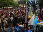O sol forte da 65 Romaria Estadual da Medianeira fez com que milhares de fiis fossem para o encontro religioso com sombrinhas, para tentar se proteger. Como j  tradio, algumas crianas foram vestidas de anjo e devotos acenderam velas para a padroeira Francieli Rebelatto-especial 09/11/2008
