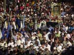 Com mais de 285 mil pessoas na romaria, em 2005, era difcil conseguir espao em volta da imagem na procisso 13/11/2005 Lauro Alves
