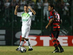 Fernande comemora o primeiro gol do Figueira no jogo, marcado pelo camisa 10 Alvinegro