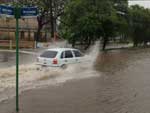 Em Novo Hamburgo, o arroio Luiz Lau transbordou e prejudicou o trnsito