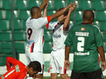 Lima e William se abraam aps o gol de empate do JEC