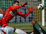 Goleiro Enderson fazendo excelente defesa depois do chute de Lima