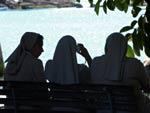 Freiras Carmelitas do Chile aproveitam tempo livre para curtir o visual de Coqueiros, em Florianpolis