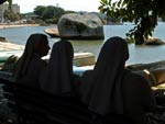 Freiras Carmelitas do Chile aproveitam tempo livre para curtir o visual de Coqueiros, em Florianpolis