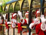 Abandonando o tradicional tren, os Papais Nois saram de bondinho pelas ruas da Capital