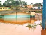 Pelo menos 40 residncias ficaram totalmente submersas pelas guas