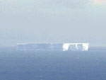 Um grupo de cientistas australianos anunciou nesta quinta-feira o descobrimento de um iceberg de 500 metros de comprimento a cerca de oito quilmetros da ilha de Macquarie, situada entre a Austrlia e a Antrtica