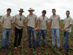Equipe de alunos da lavoura demonstrativa de Campo Verde (MT) reunida 